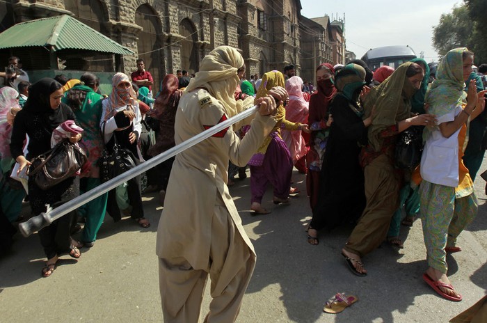 Các nữ sinh bỏ chạy tán loạn trước gậy sắt của cảnh sát